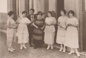 Elena Teodorini (în centru, în negru) în 1919.jpg